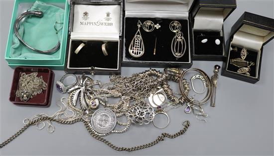 A quantity of assorted mainly silver jewellery.